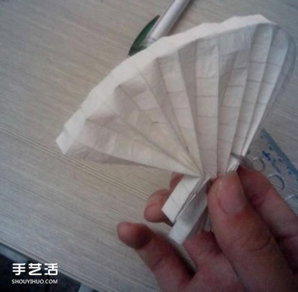 The origami method of a beautiful angel and the illustration of folding a three-dimensional angel by hand