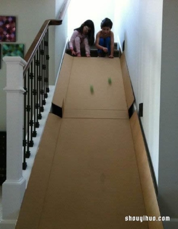 DIY waste cartons to make a slide, if you have stairs at home, try it