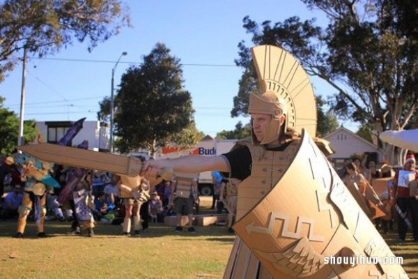 Waste cardboard boxes to make weapons and props to start the most "tragic" carton war