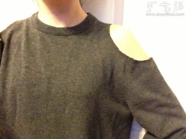 Sweaters are transformed into DIY off-the-shoulder fashion models