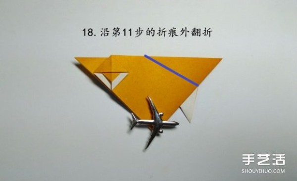 Illustration of folding method of origami piranha, step-by-step diagram of folding piranha by hand