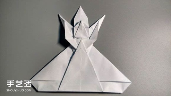 Origami illustrations of Elsa, the Snow Queen, origami tutorial for three-dimensional female characters