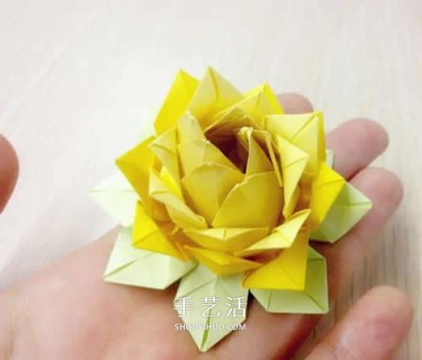 The origami method of praying lotus illustrates the folding steps of a simple lotus