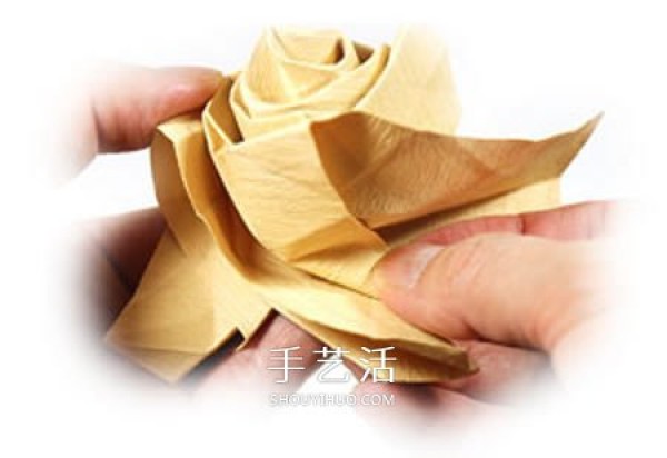 The origami steps of the curled rose, the folding method of the hand-rolled paper rose