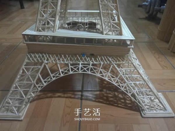 Detailed illustrated tutorial on hand-made Eiffel Tower model with bamboo sticks