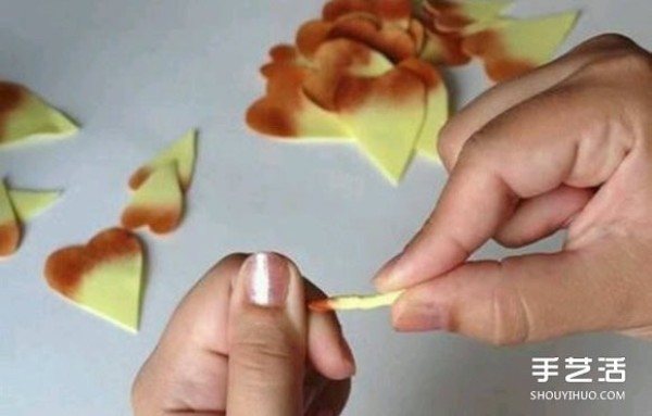 How to make flowers from sponge paper Detailed steps for making flowers from sponge paper