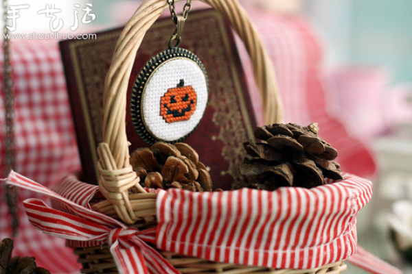 Exquisite trinkets made by cross-stitch DIY