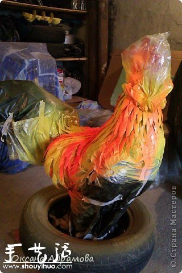 Tutorial on DIY making a big rooster from waste plastic bottles