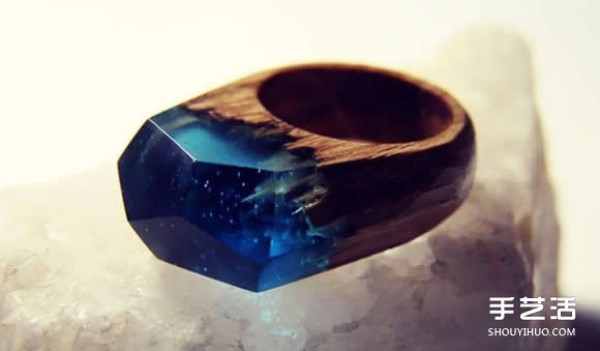 The handmade wooden ring hiding the mysterious and majestic scenery makes people unable to let their eyes leave