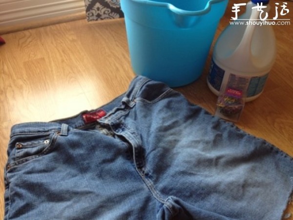 Handmade tutorial on tie-dying denim shorts