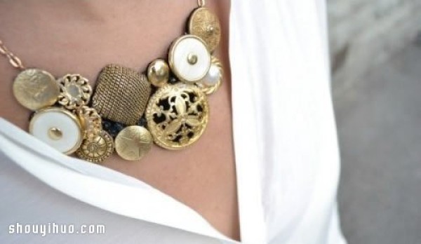 How to make a fashionable and atmospheric necklace by DIY with metal buttons