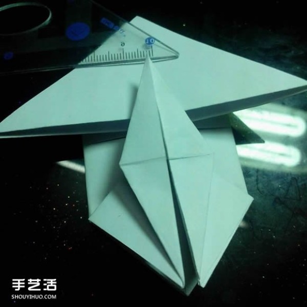 Beautiful hand-made origami boxSub-illustration of how to fold a paper crane packaging box