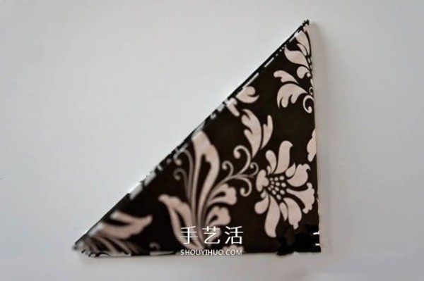 Illustration of a storage box for hand-made triangular flower-arranged napkins made from triangular napkins