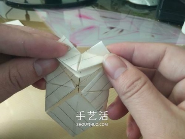 The moving origami pig illustrates the steps of folding the moving pig