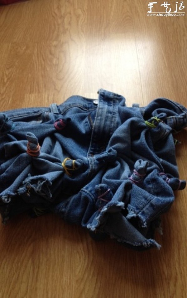 Handmade tutorial on tie-dying denim shorts