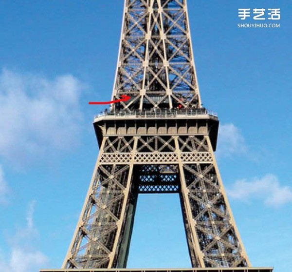 A detailed illustrated tutorial on making a model of the Eiffel Tower using chopsticks and bamboo skewers