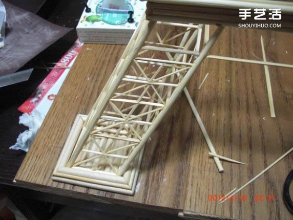 A detailed illustrated tutorial on making a model of the Eiffel Tower using chopsticks and bamboo skewers