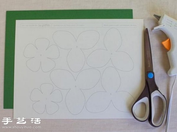 Illustrated tutorial on handmade gardenias made from cardboard