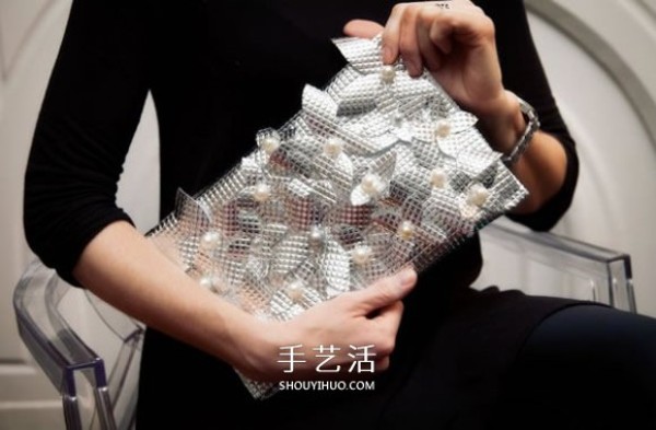 Illustration of how to make a beautiful hand-made clutch bag with aluminum foil moisture-proof pad