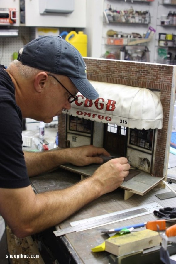 Purely handmade miniature models reproduce the street scene of traditional New York style shops