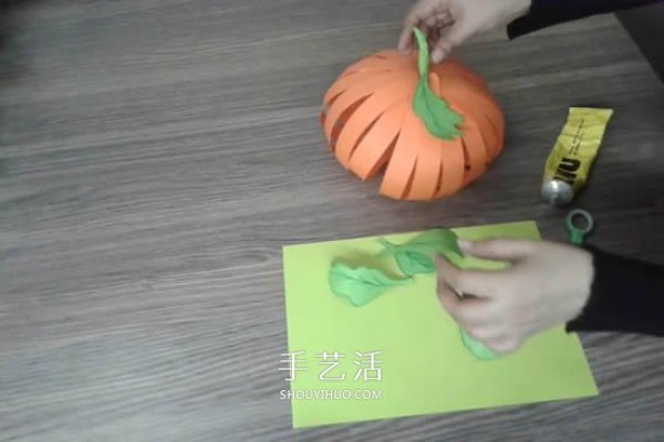 Illustrated tutorial on how to make Halloween pumpkin decoration packaging