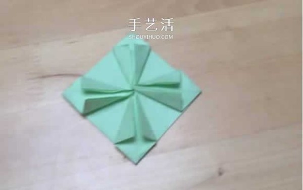 How to fold a spinning paper top with a simple flower-shaped top origami tutorial