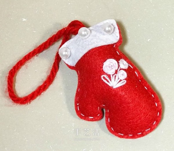 Illustrations of super cute handmade Christmas tree pendants made of non-woven fabrics