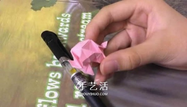 Tutorial on folding flowers on sticky notes with mini rose origami illustrations