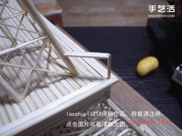 A detailed illustrated tutorial on making a model of the Eiffel Tower using chopsticks and bamboo skewers