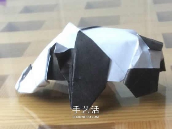 The origami step-by-step illustration of the crawling giant panda is so naive and cute~