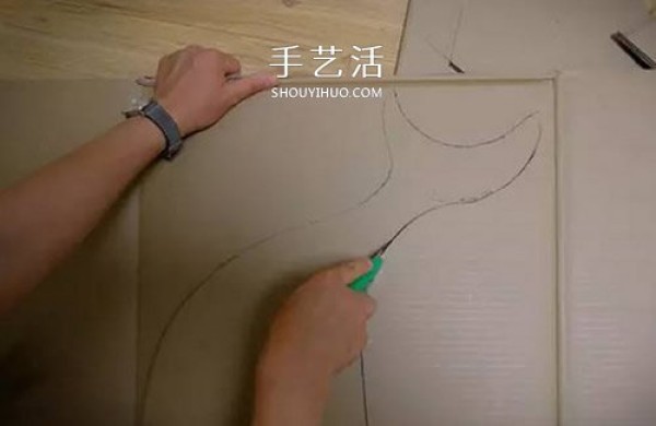 How to make a childrens toy wooden horse. Use corrugated cardboard to make a wooden horse.Horse illustration