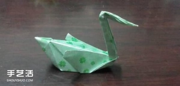 How to fold a swan by hand with an illustration of the origami steps of a simple swan