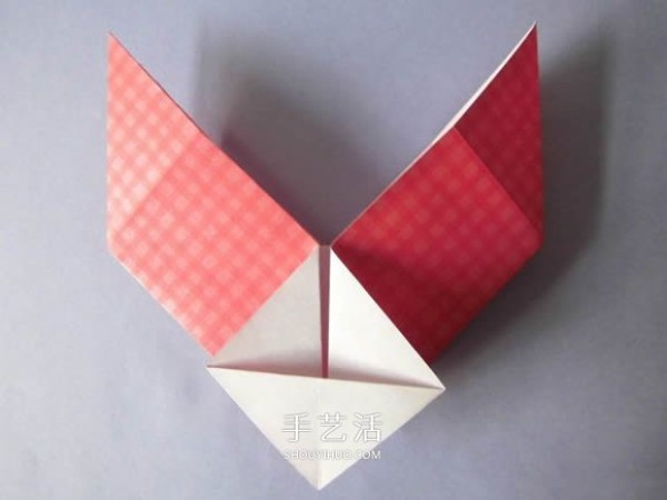 Illustration of how to fold a love flower arrangement, a simple heart-shaped origami with a vase