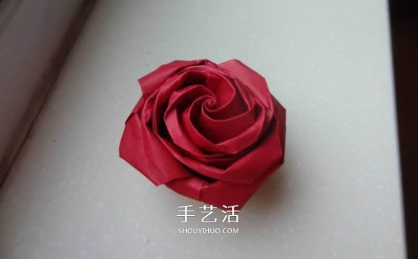 Represents beauty and love! Step by step illustration of handmade origami roses