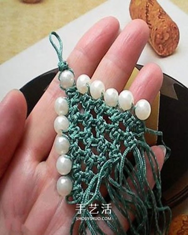 How to braid small Christmas tree pendants and how to weave hand-woven Christmas tree ornaments Illustration