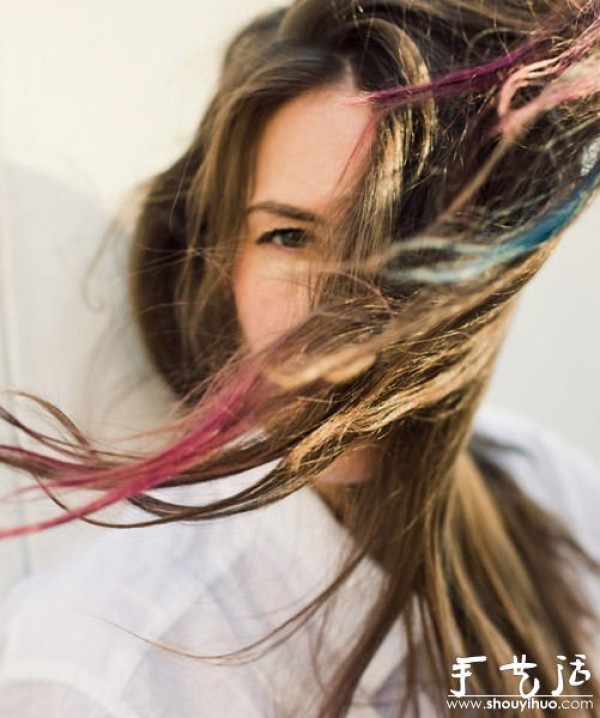 Teach you how to DIY fashionable rainbow hairstyles using colored chalks