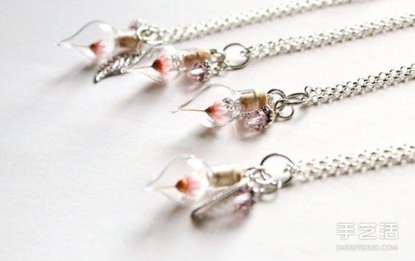 Handmade jewelry: a necklace made by putting dried flowers in a glass container