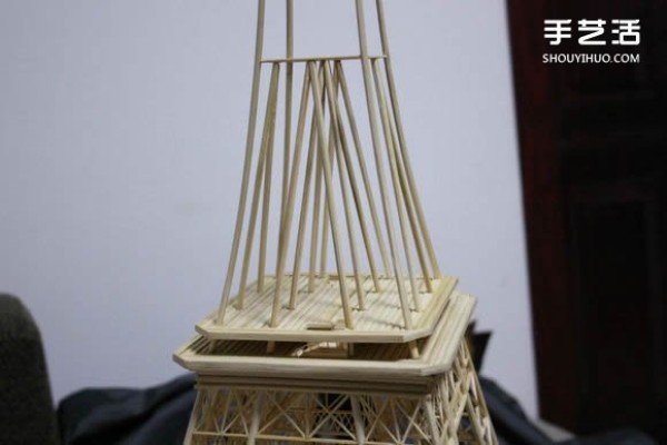 A detailed illustrated tutorial on making a model of the Eiffel Tower using chopsticks and bamboo skewers