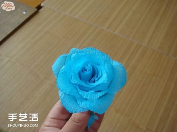 How to make handmade crepe paper roses, simple folding method of crepe paper roses