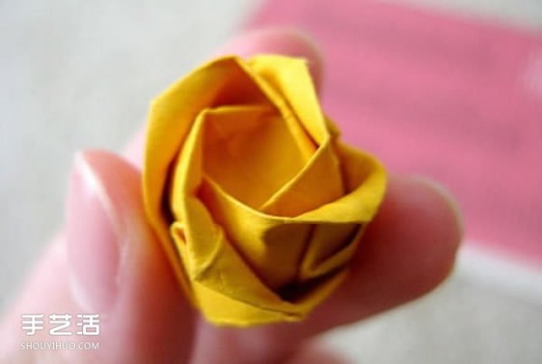 Folding a complex rose with illustrations and steps of folding a rose