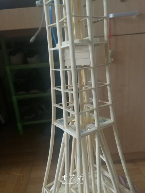 Detailed illustrated tutorial on hand-made Eiffel Tower model with bamboo sticks