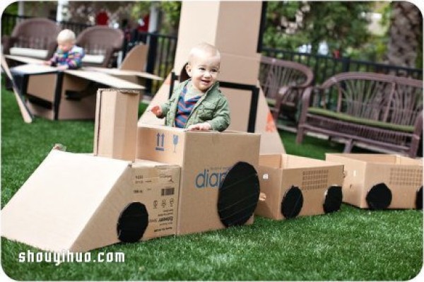 Use cardboard boxes to DIY childrens favorite toys