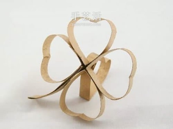 Using a rolling paper core to make a four-leaf clover, using waste to make a lucky clover