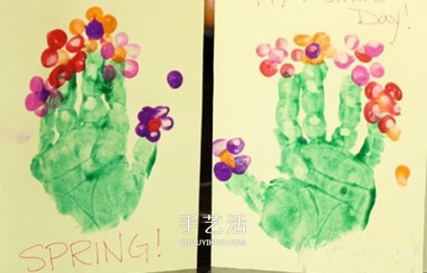 Use palm prints skillfully to make a creative Mothers Day palm flower card