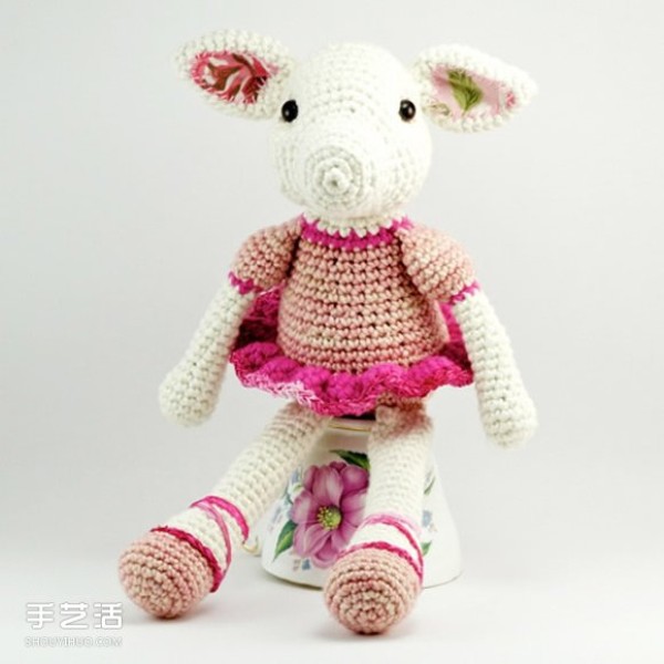 The cute crocheted animal dolls are beautiful and healing