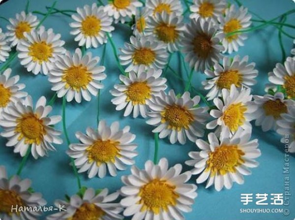 Illustrations of how to make handmade chrysanthemums and how to make cardboard chrysanthemums