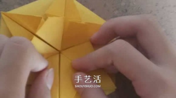 How to fold beautiful paper flowers, step-by-step illustration of hand-made origami six-pointed star flower