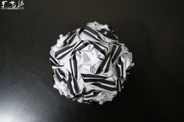 Appreciation of paper-colored love song in black and white with origami works