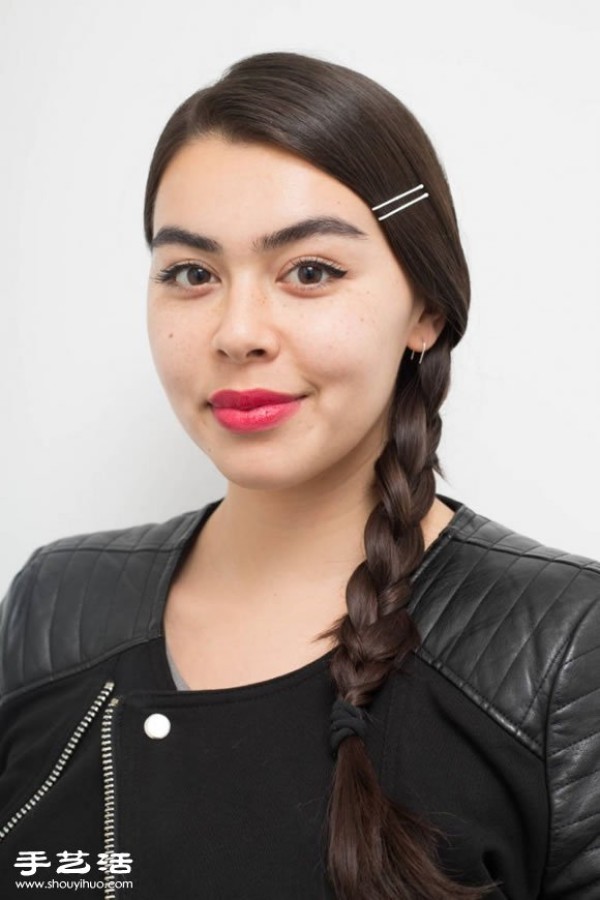 Hairpins can also create new tricks and 15 pretty hairstyles can be easily completed