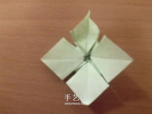 How to fold a lucky four-leaf clover and how to make an origami four-leaf clover step by step" border= "0" width="580" height="435" src="https://img.111diy.com/timthumb.php?src=/d/file/20220112/0prcfmupl1o.jpg" /></p>
<p>Turn to the front. </p>
<p align="center"><img alt="Illustration of how to fold a lucky four-leaf clover Step by step diagram of how to make origami four-leaf clover"  alt=